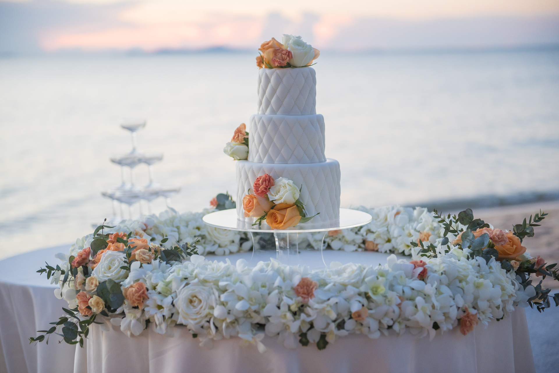 Tort ślubny piętrowy na tle pięknego widoku na morze