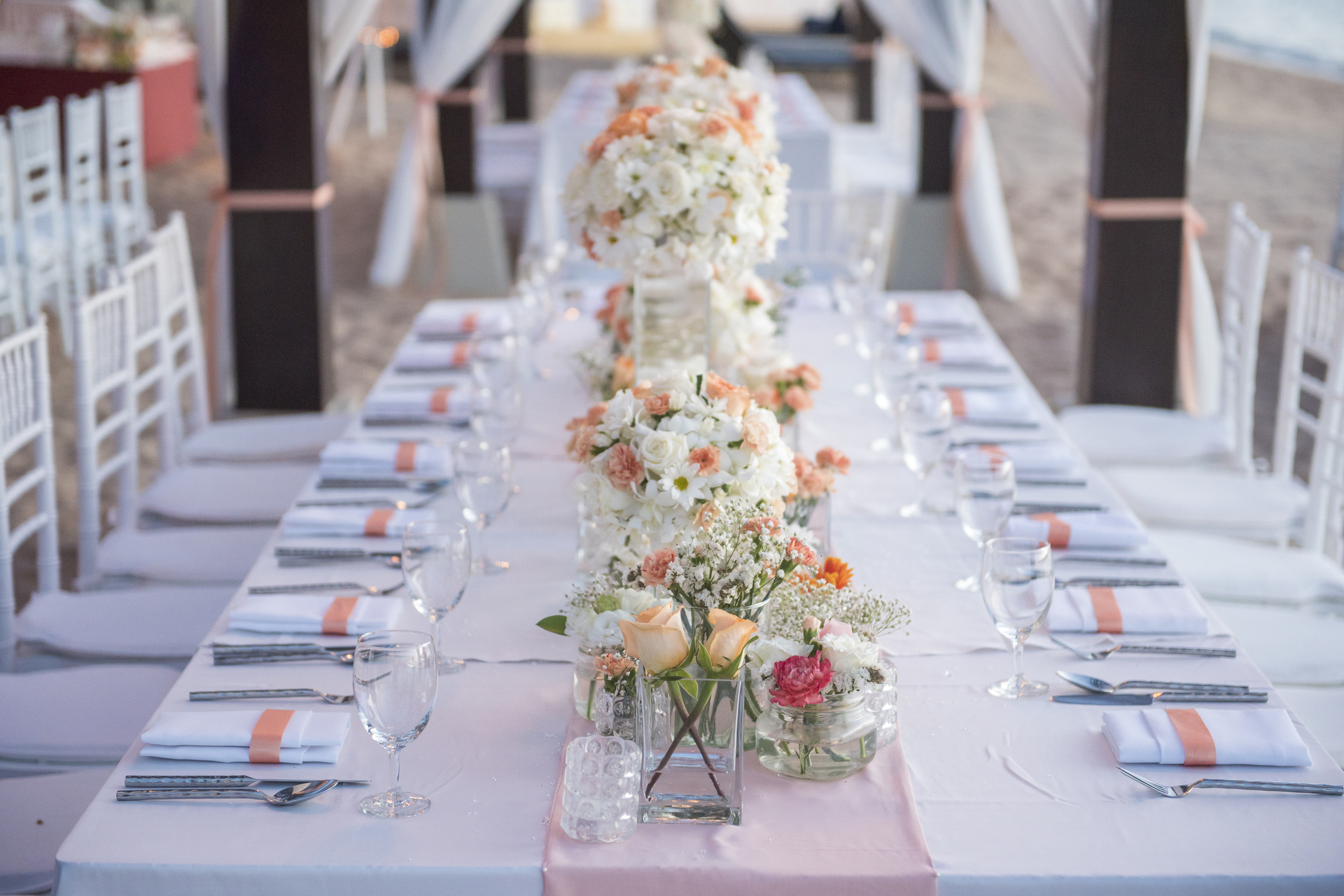 Elegancji stół ślubny, przygotowany na polskie wesele z tradycjami. Na stole piękna ślubna zastawa