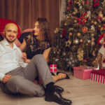 Zakochana para celebruje wigilię i Boże Narodzenie razem w domu